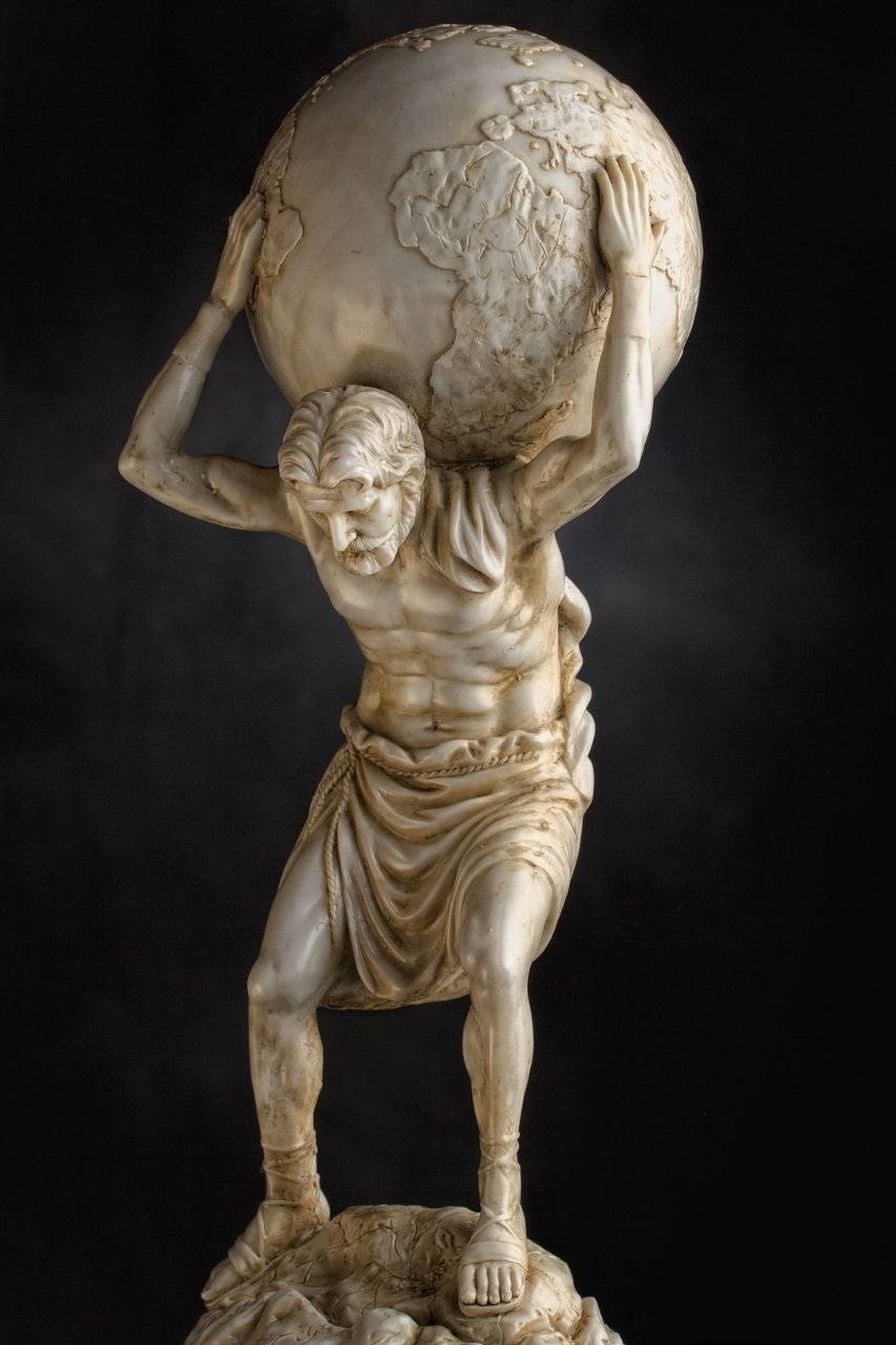 Atlas Statue, die den Globus hält