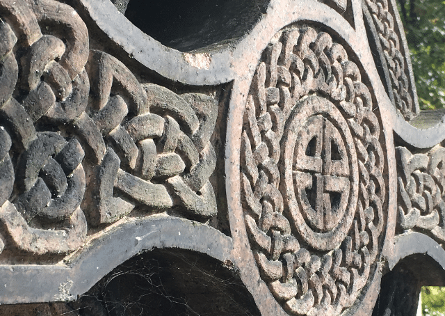 Keltisches Monument für den keltischen Gott der Liebe Aengus