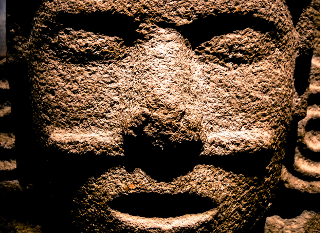 Nahaufnahme einer Statue eines aztekischen Gottes