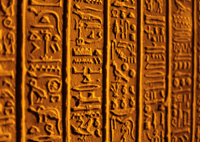 Hieroglyphe über den niederen ägyptischen Gott Bes