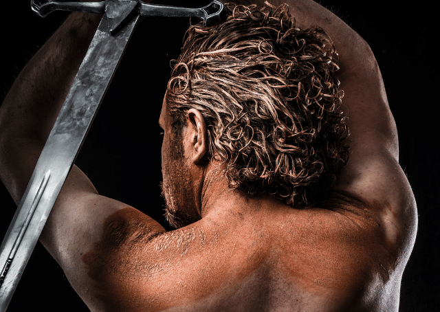 Mann, der den keltischen Gott Neit darstellt