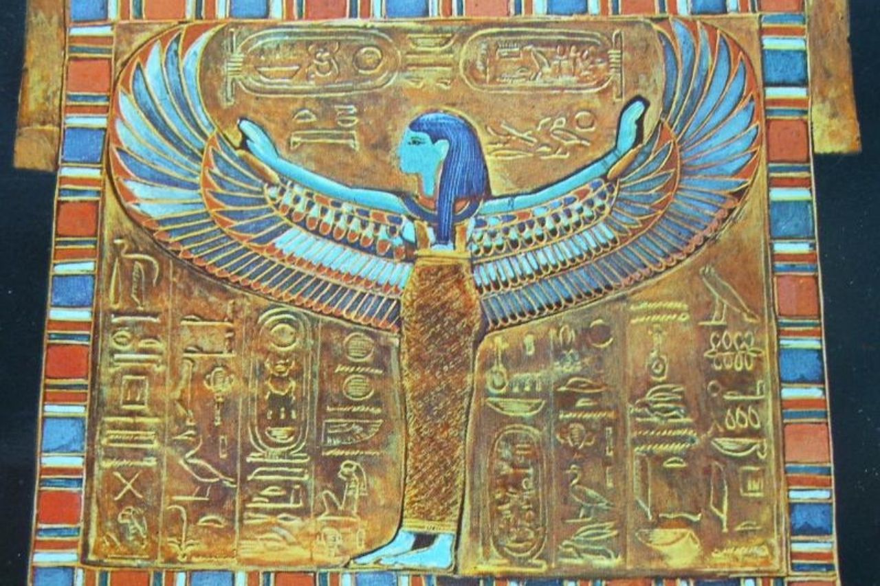 Nut auf einem goldenen Artefakt