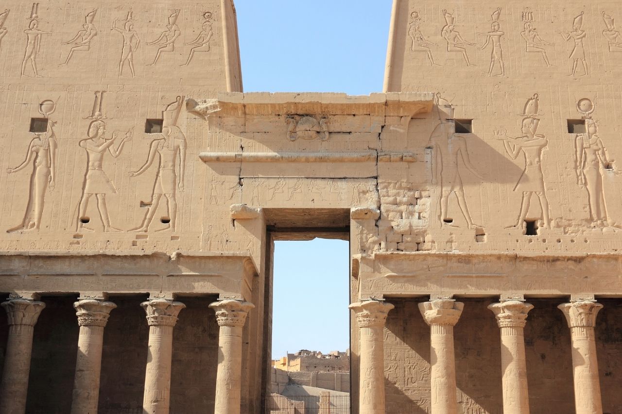 Seth und andere Götter, Relief am Tempel