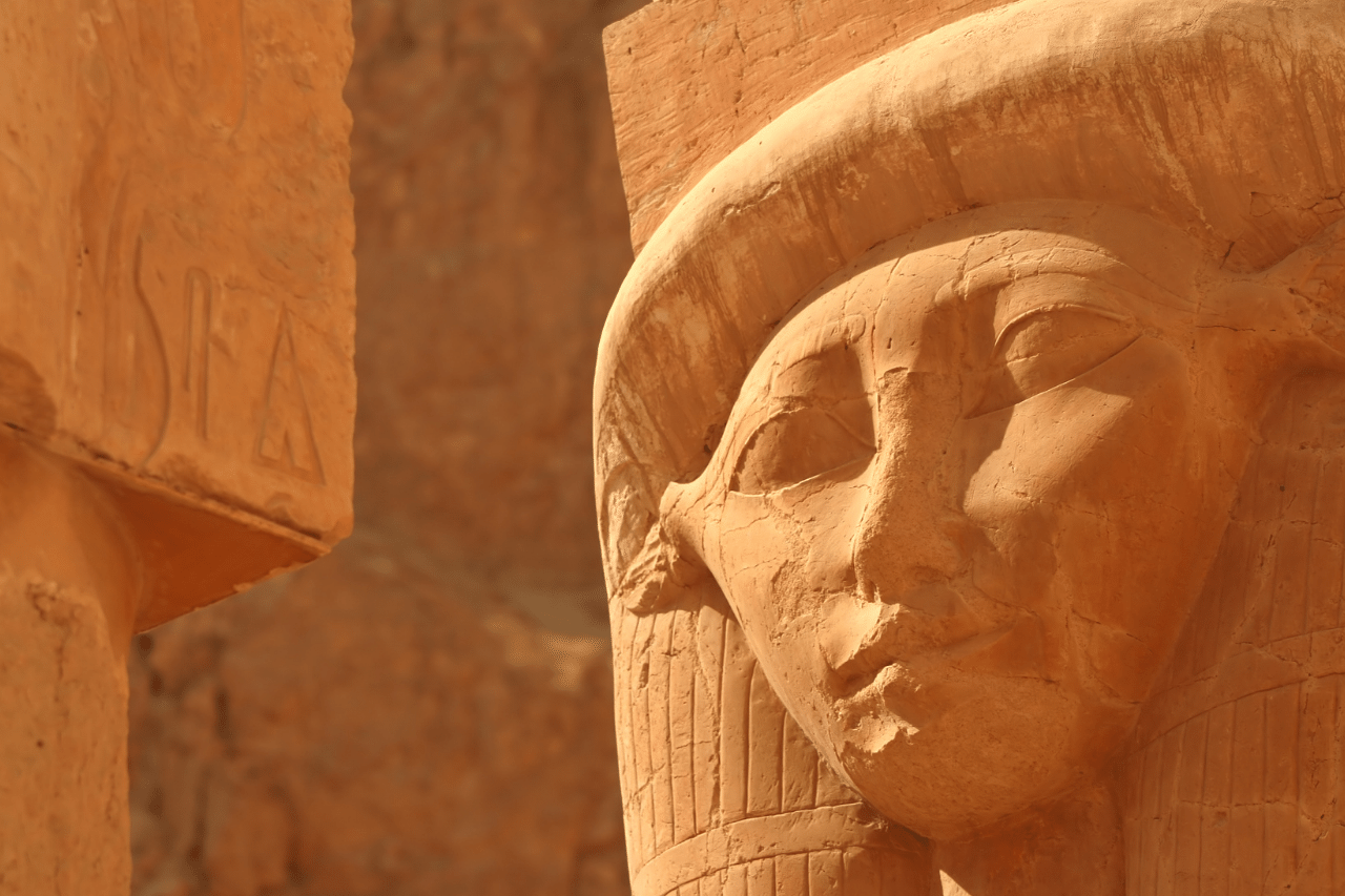 Statue der Hathor, der ägyptischen Göttin der Liebe und Schönheit und der wilden Beschützerin des Ra