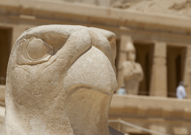 Statue des falkenköpfigen Himmelsgottes Horus