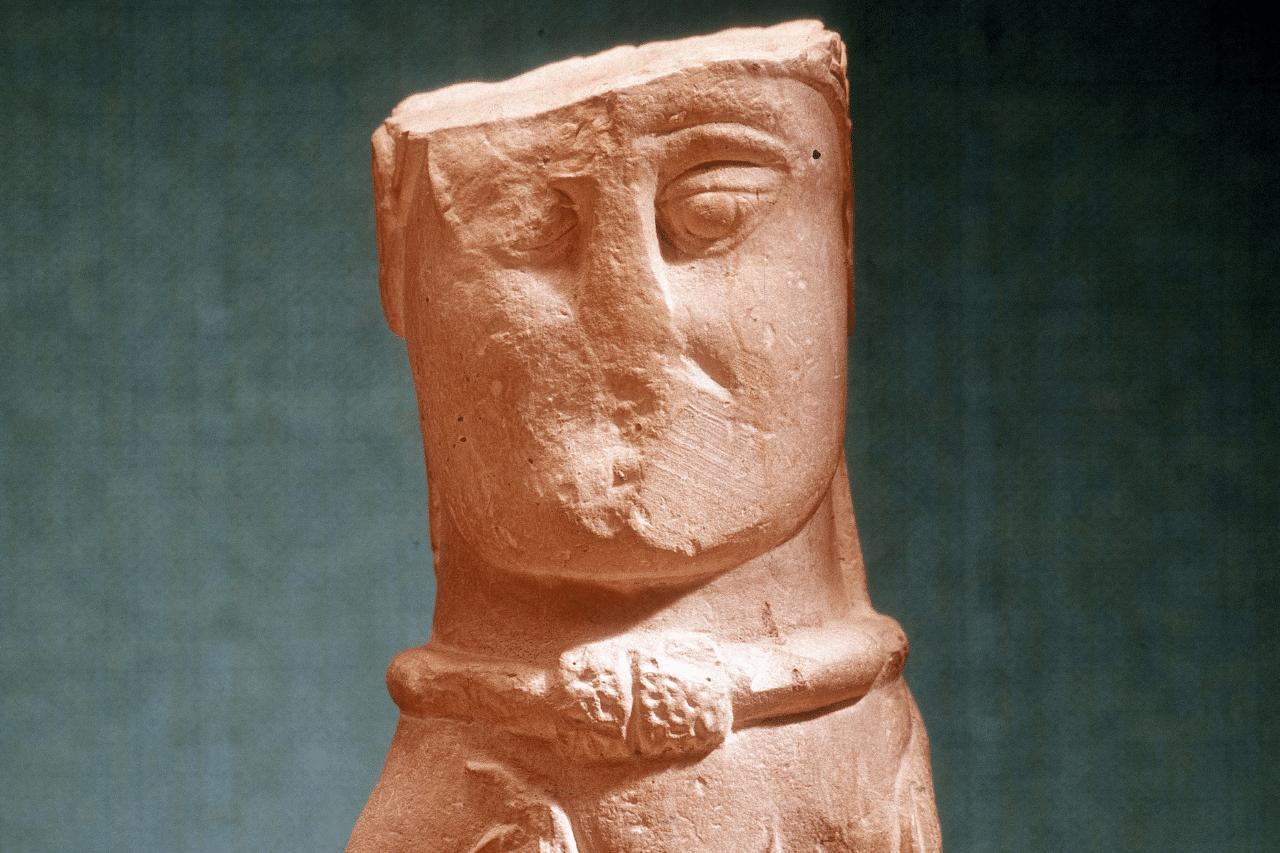 Steinartefakt für den keltischen Gott der Liebe Aengus