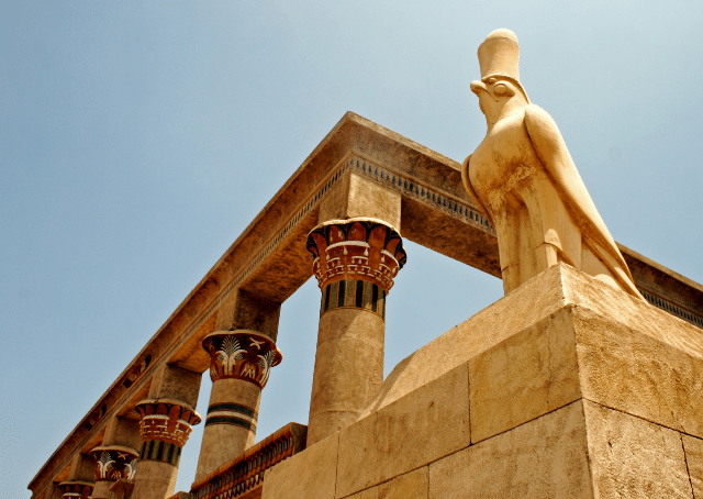 Tempel des falkenköpfigen Himmelsgottes Horus