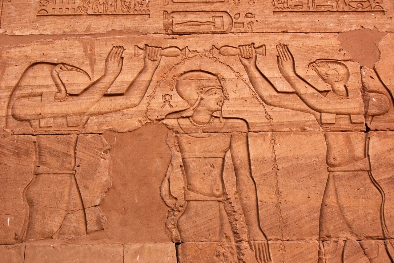 Thoth und Re geben dem Pharao ihre Gaben