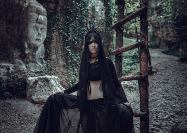 Darstellung der Göttin von Tod und Krieg, Morrígan, als Frau