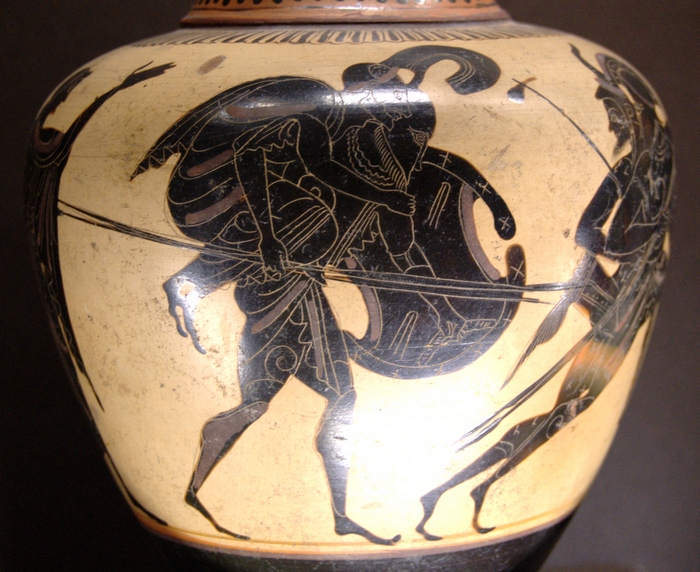 Antike Vase mit Darstellung des Aeneas beim Fall Trojas