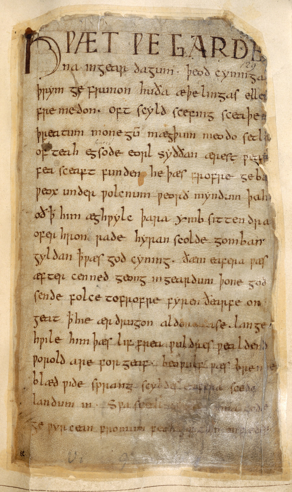 Erste Seite des Beowulf-Buches im Museum