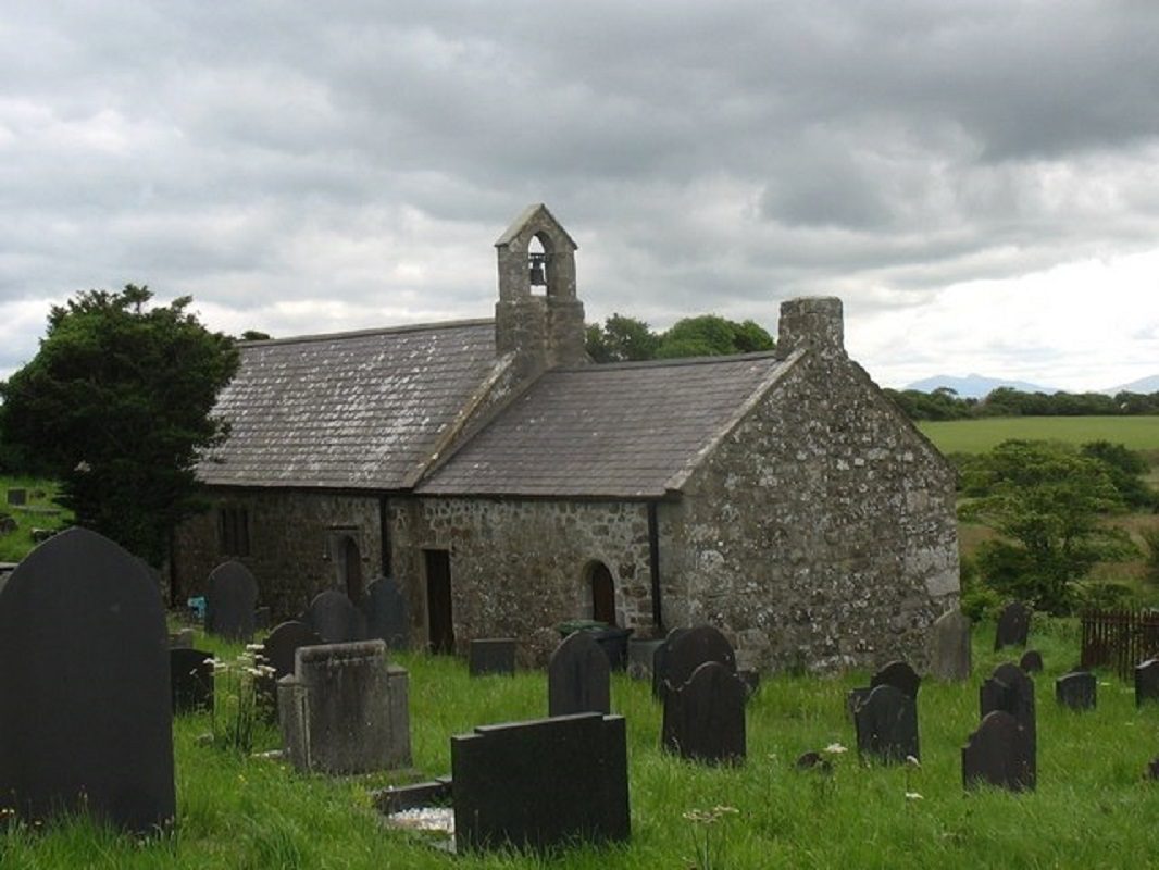 Kirche der Heiligen Cwyllog, Llangwyllog, Anglesey. Foto von Eric Jones, CC-BY 2.0