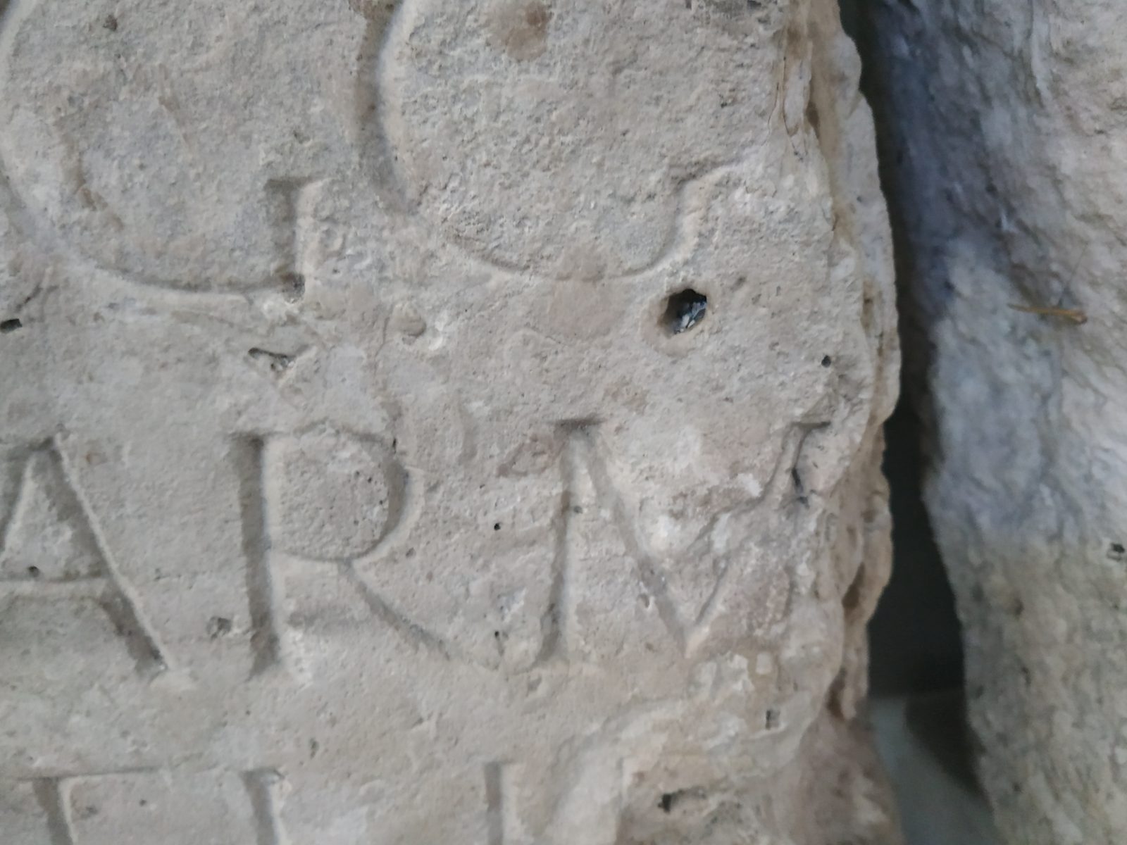 Foto, das ich 2019 in Podstrana aufgenommen habe. Es zeigt die Buchstaben ARM auf dem Castus-Stein