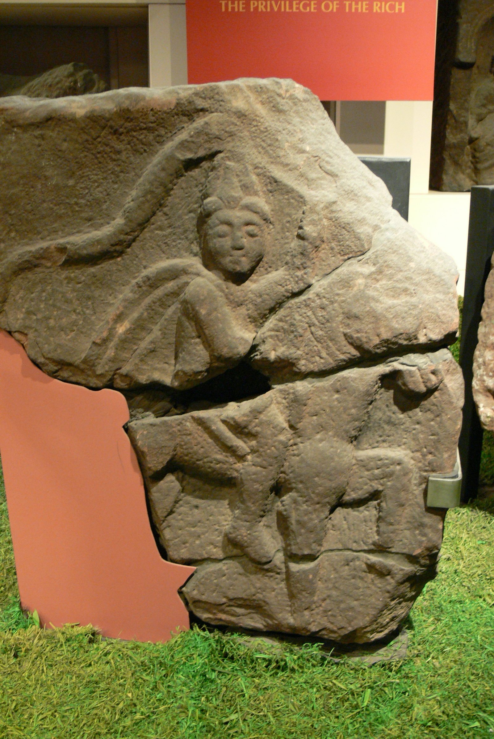 Chester (England). Grosvenor Museum: Grabstein aus Deva Victrix eines dakerischen oder sarmatischen Reiters, der in der römischen Armee in Britannien diente
