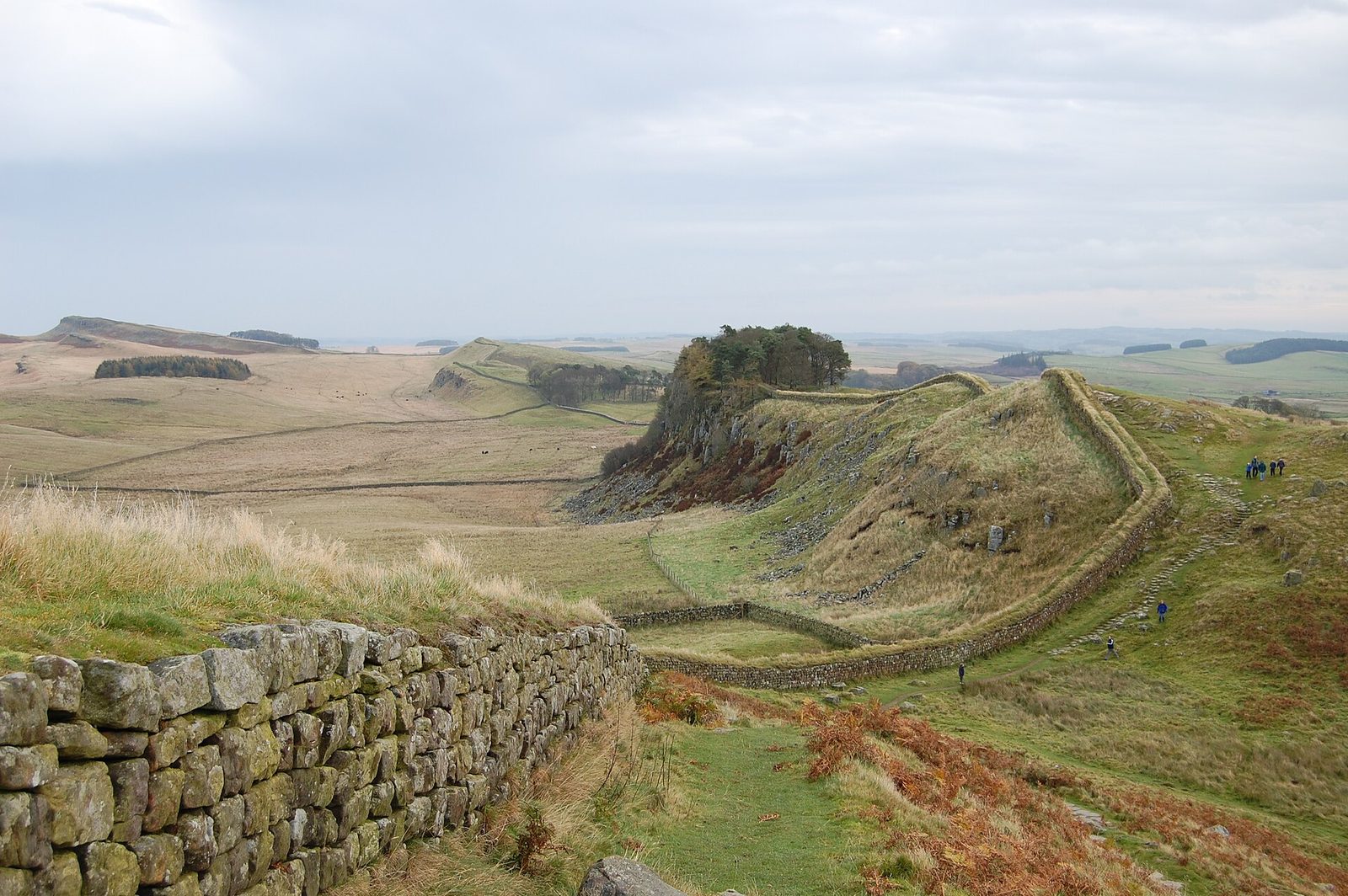 Ein Abschnitt des Hadrianswalls etwa 1 Meile westlich des römischen Kastells bei Housesteads