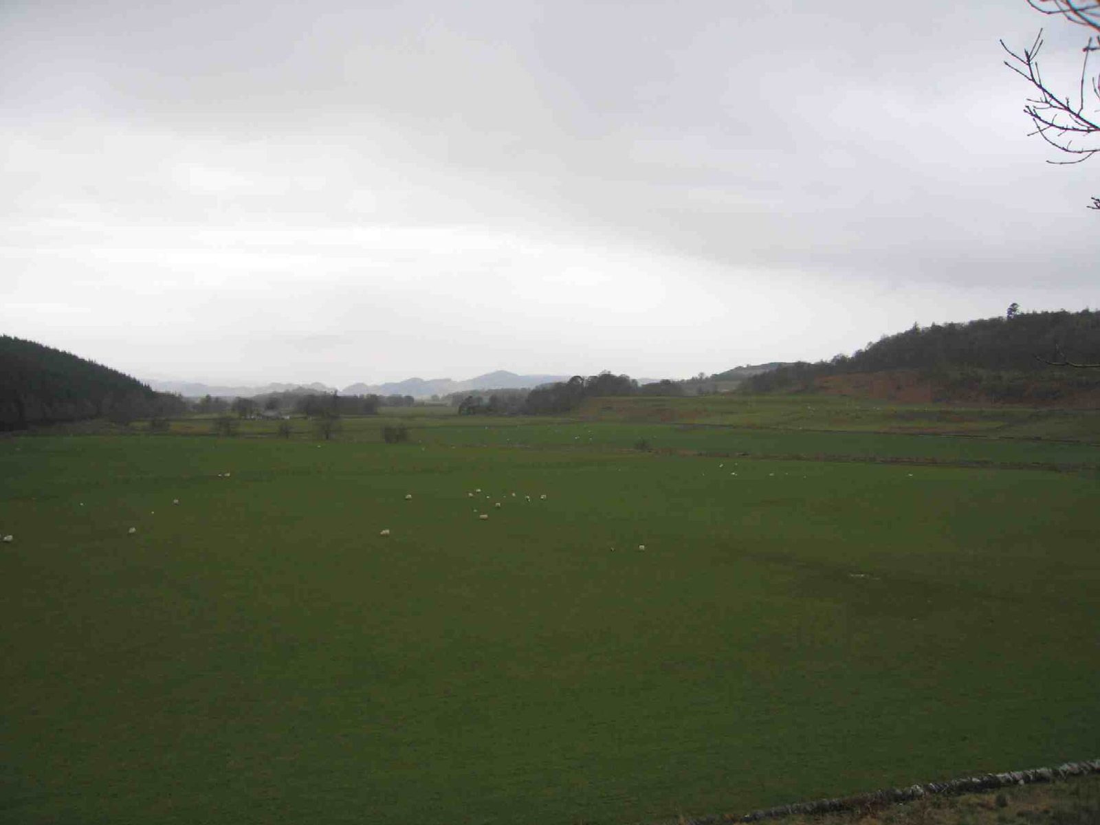 Blick nach Süden über Kilmartin Glen vom Kirchenfriedhof des Dorfes Kilmartin