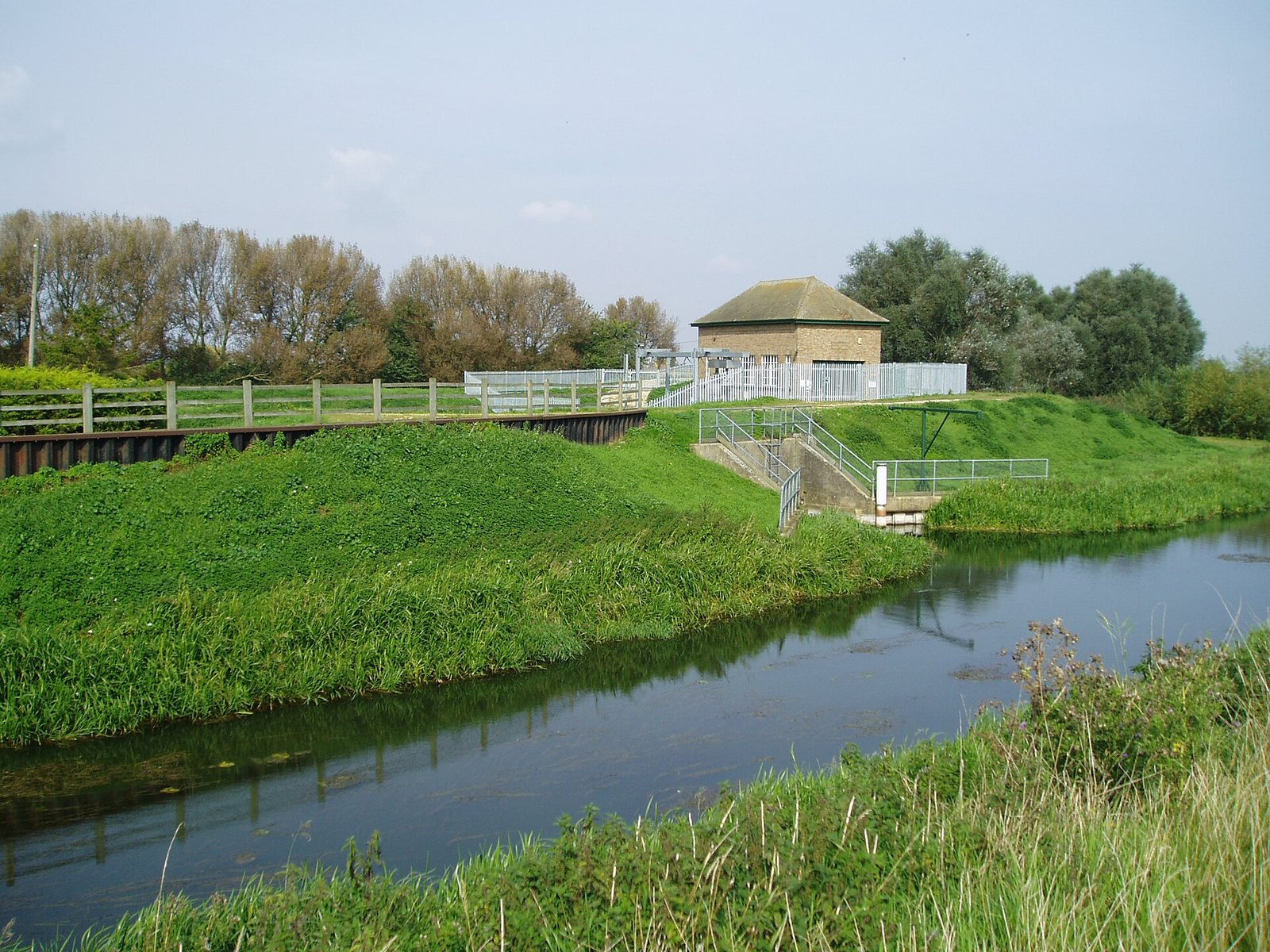 Das Pumpwerk bei Tongue End, das den Beginn der schiffbaren Strecke und die Einmündung der Bourne Eau markiert