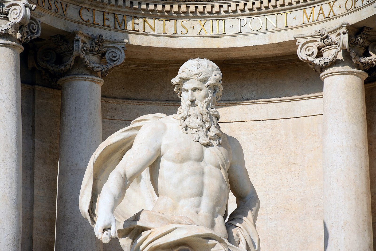 Trevi-Brunnen (Rom) – Okeanos, Frontansicht