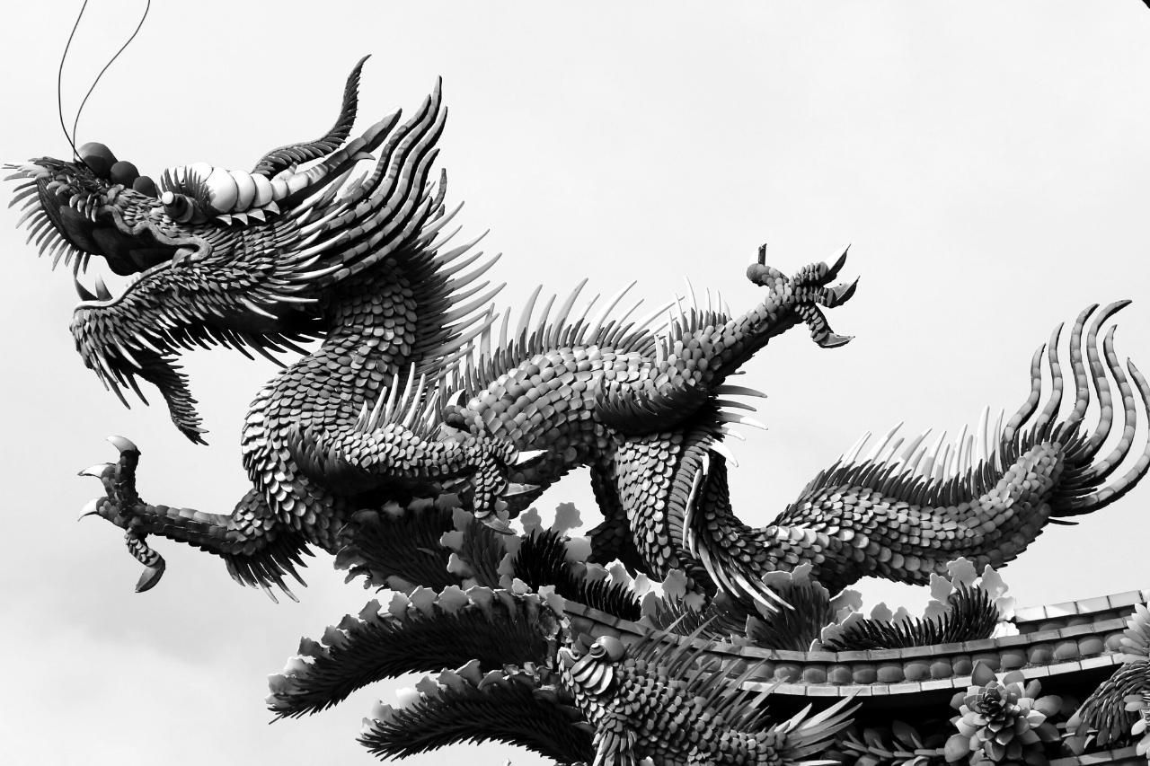 Drache mit Fell Skulptur