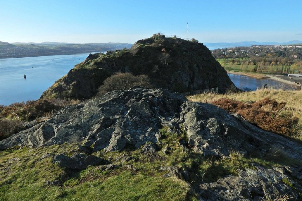 Dumbarton Rock, wohin Uther ging, um „die Angelegenheiten dieser Provinz zu regeln“. Foto von Lairich Rig, CC-BY 2.0