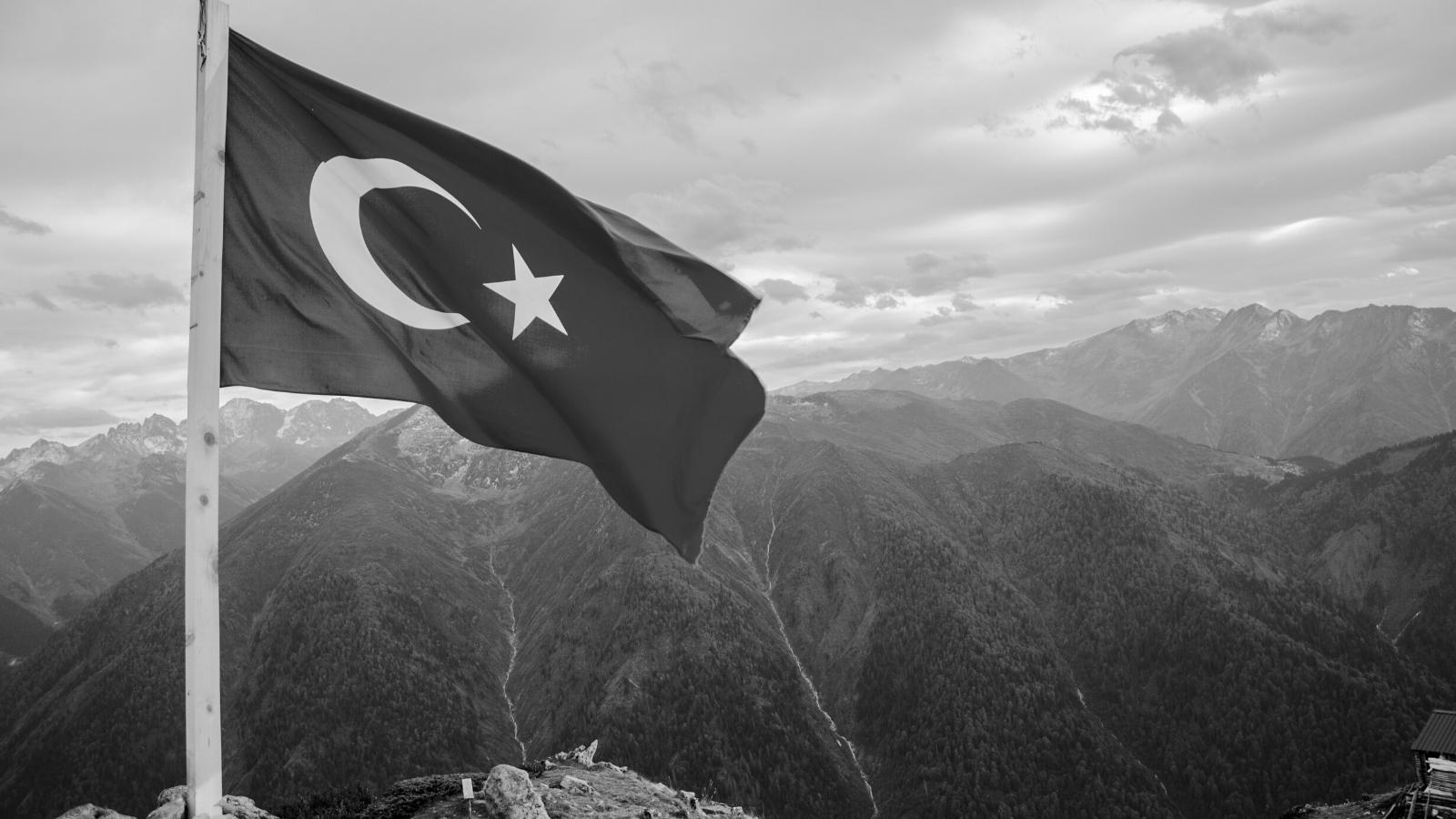 Türkische Flagge vor einer Berglandschaft