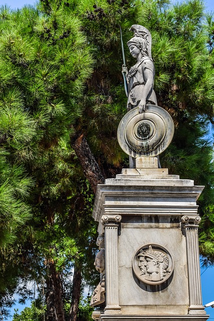 Statue der Athena mit homerischen Epitheta beschrieben
