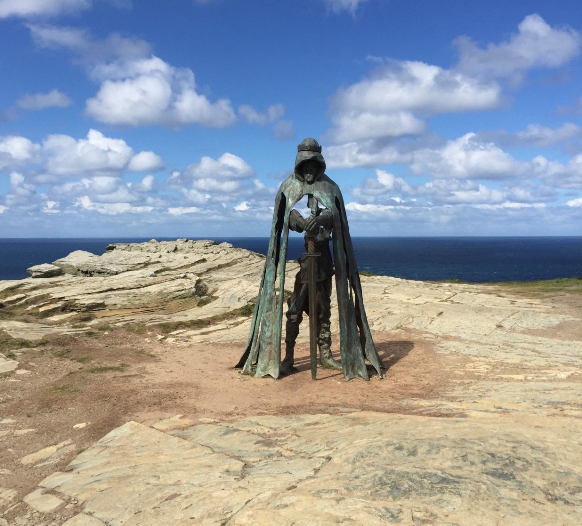 Statue von König Artus in Tintagel. Foto von Caleb Howells