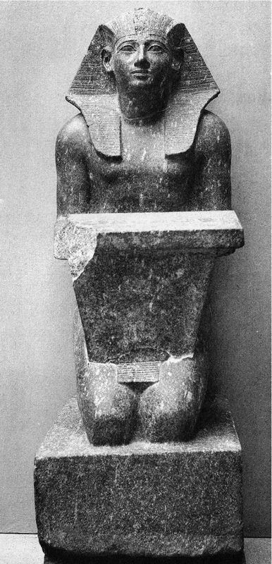 Kniende Statue von Amenhotep II. mit Opfertisch