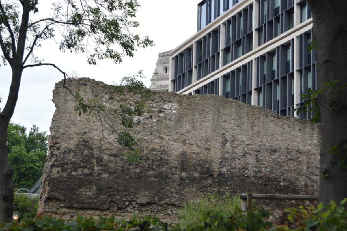 Teil der römischen Stadtmauer von Londinium, wo Uther der Überlieferung nach Hof hielt, als sein Konflikt mit Gorlois begann. Foto von N Chadwick, CC-BY 2.0