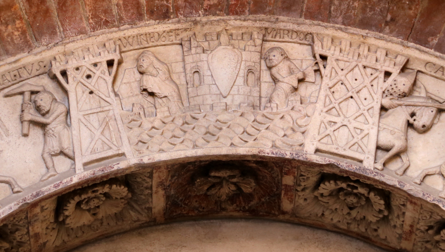 Das Modena-Tympanon mit einer Figur namens 'Mardoc' neben Guinevere, möglicherweise Mordred darstellend. Wikimedia Commons, CC-BY 4.0