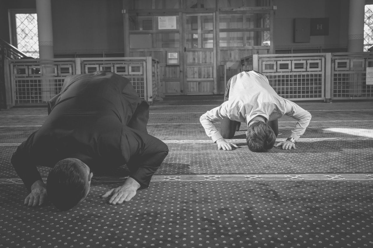 Modern Zaidi man praying