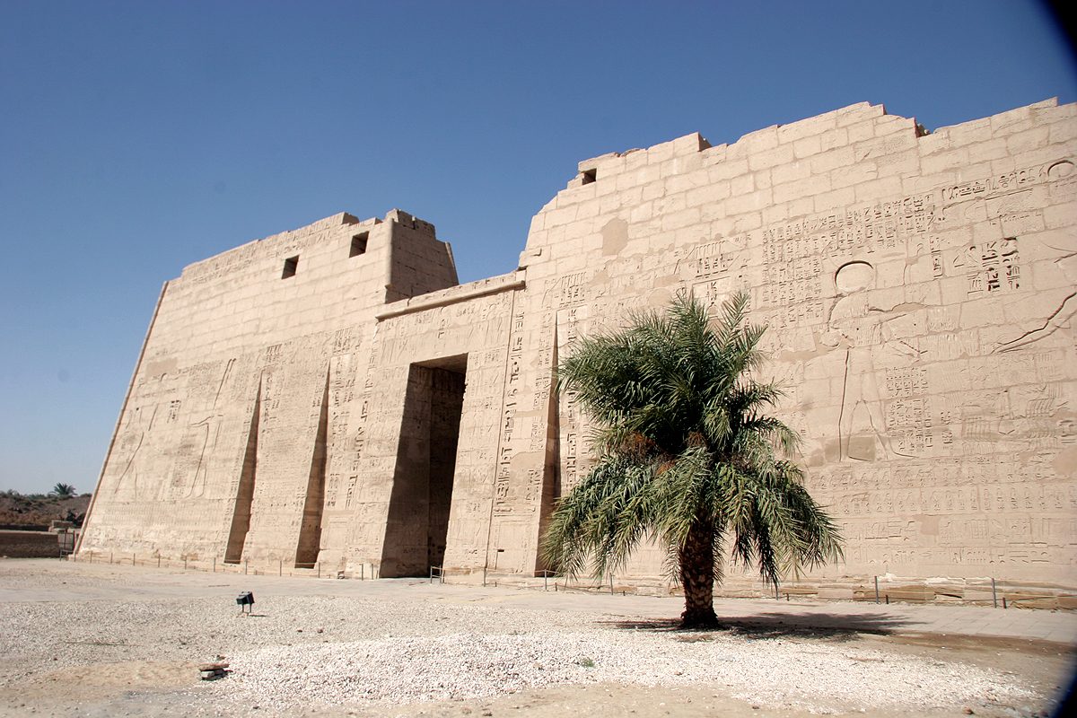 Totentempel von Ramses III., des Pharaos, der die Seevölker besiegte. Foto von Elena Pleskevich, CC-BY 2.0