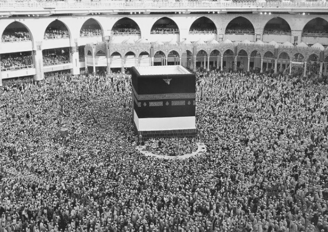 Muslims in Mecca praying to prophet Muhammad