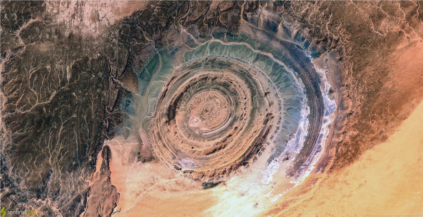 Satellitenansicht der Richat-Struktur, die Spuren dessen zeigt, was alte Flüsse zu sein scheinen. Sentinel Hub, CC-BY 2.0