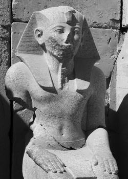 Sitzende Statue von Amenophis II.