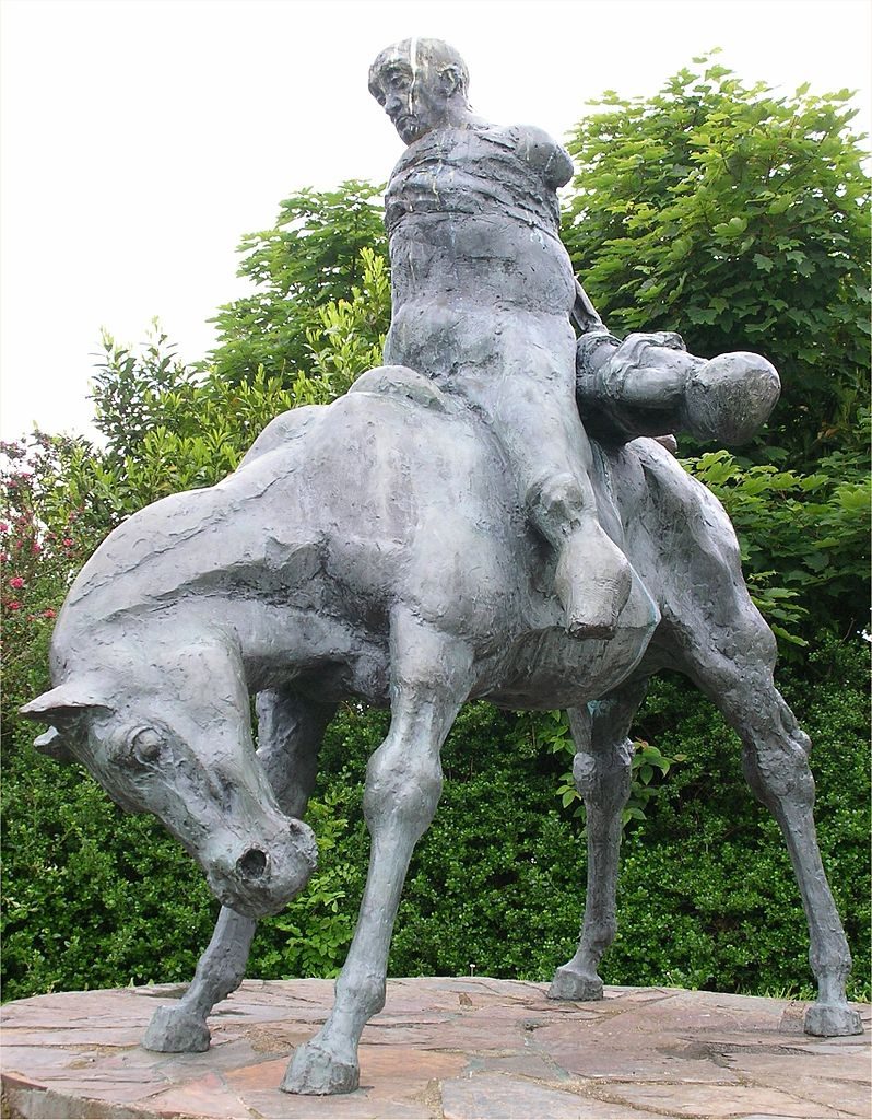 The Two Kings, eine Statue, die Bran den Gesegneten mit dem Leichnam seines Neffen Gwern zeigt, Ivor Roberts-Jones, 1987, Harlech Castle, Wales