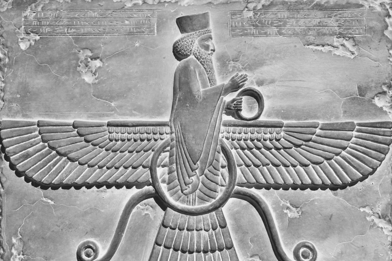 Antike persische Kleidung: Eine Geschichte leuchtender Farben und Ornamente