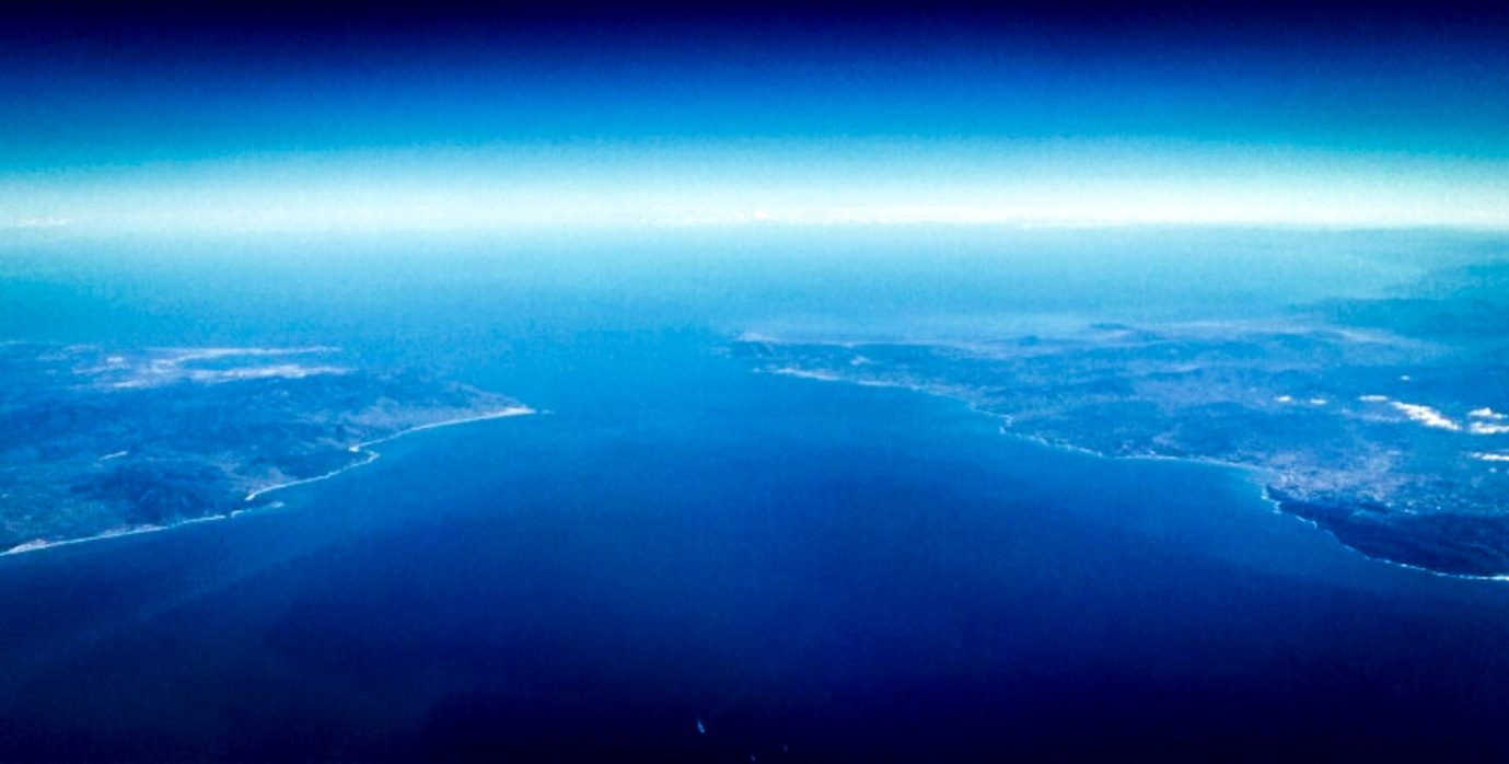 Blick auf die Straße von Gibraltar vom Atlantischen Ozean aus. Foto von Vin Crosbie, CC-BY 2.0