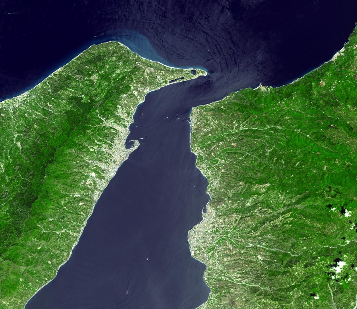 Straße von Messina. Foto von Nasa