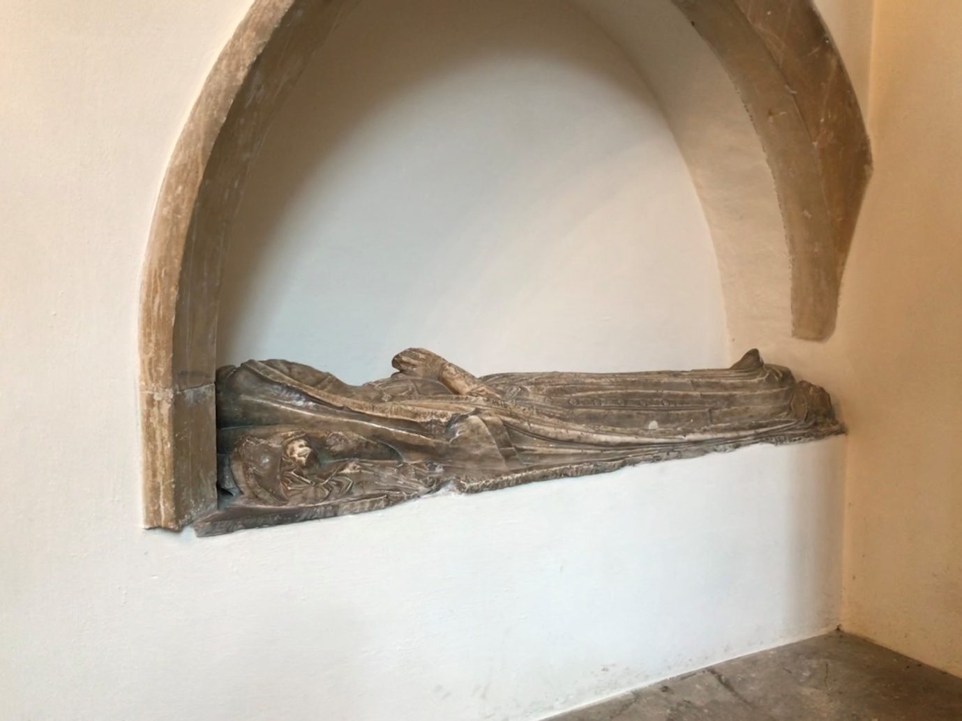 Das Grab Teilos in der Kathedrale von Llandaff, Wales. Foto von Caleb Howells
